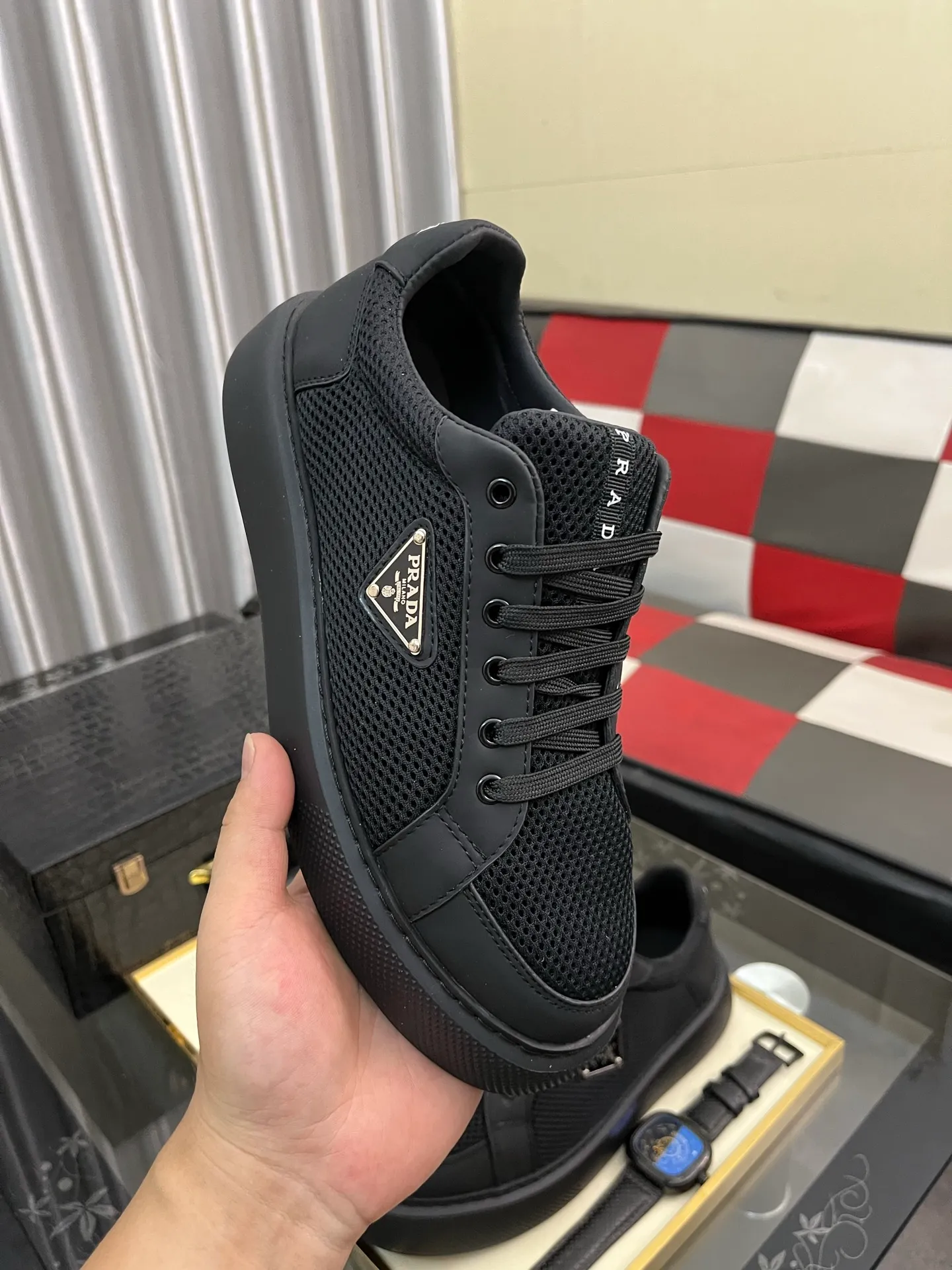 Men's men's shoes💰580⌚️⌚️Prada Prada early spring new model, top original quality, Prada casual sports shoes, made of imported solid color patent leather, spliced mesh cowhide upper, three-dimensional geometric segmentation, multi-color splicing, fashionable and generous, soft, comfortable and breathable. The tongue is decorated with classic letter logo, with fabric lining, cowhide foot pads, matched with P family's exclusive rubber outsole, upper material, breathable knitted fabric imported from Italy The delicate texture is super high-end! Fetal cowhide lining, super soft and comfortable, original molded outsole Size: 38-446️⃣ colors available